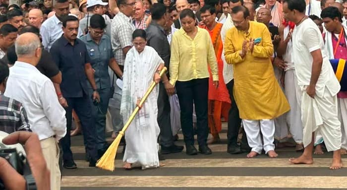 দীঘায় সোনার ঝাড়ু দিয়ে রথযাত্রার পথ পরিষ্কার করছেন মুখ্যমন্ত্রী মমতা বন্দ্যোপাধ্যায়