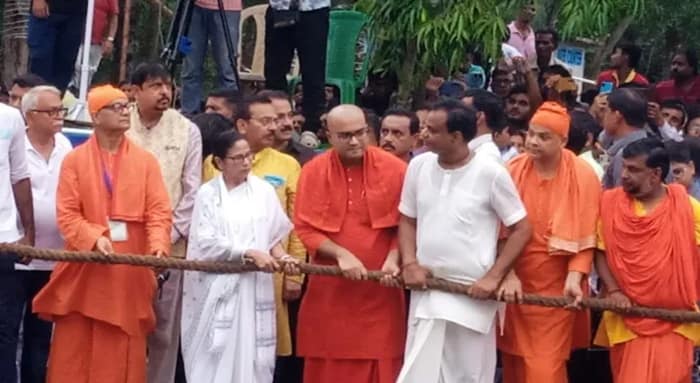 দীঘায় রথযাত্রা: রশিতে টান মুখ্যমন্ত্রীর, লক্ষাধিক ভক্তের সমাগম