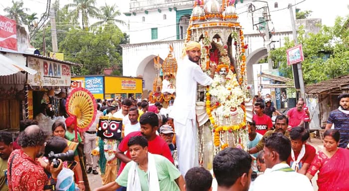 রথযাত্রা ঘিরে উন্মাদনা, বৃষ্টি উপেক্ষা করেই ভিড় মেলায়