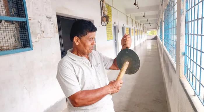 বাদুড়িয়ার মেদিয়া হাইস্কুল, বিনা পারিশ্রমিকেই চতুর্থ শ্রেণির  কর্মীর কাজ করে চলেছেন প্রৌঢ়