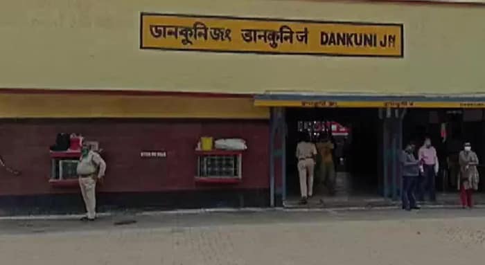 ডানকুনি স্টেশনের ওভারব্রিজ থেকে ঝাঁপ, আত্মঘাতী যুবক