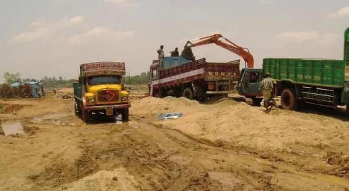 সন্ধ্যা নামতেই শহরের রাস্তায় বালির ডাম্পারের দৌরাত্ম্য, দুর্ঘটনার শঙ্কা, শিলিগুড়িতে এবার নাকা তল্লাশিতে জোর পুলিসের