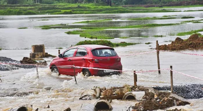 ফুঁসছে কাঁকড়াঝোর, ডাহুকখোলা  হড়পা বানে ডুবল পর্যটকের গাড়ি