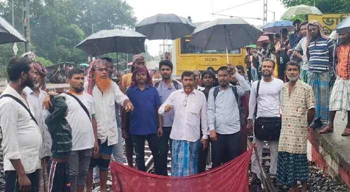 সাতসকালে রেল অবরোধ, স্তব্ধ বারাসত-হাসনাবাদ শাখায় ট্রেনের চাকা