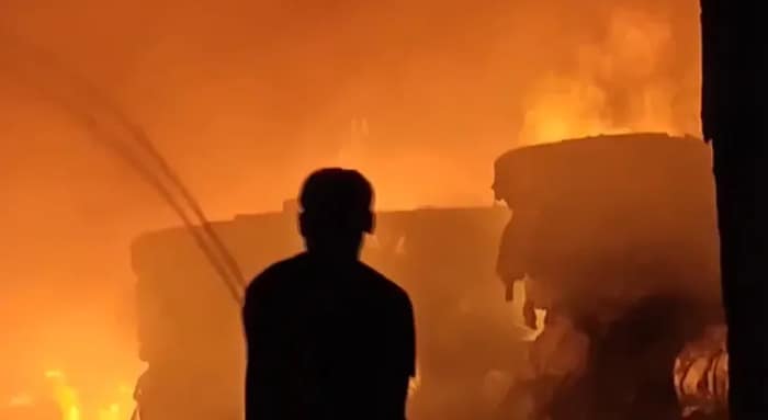 ভোপালের বৈরাগড়ে একটি কারখানায় ভয়াবহ অগ্নিকাণ্ড, ঘটনাস্থলে দমকল