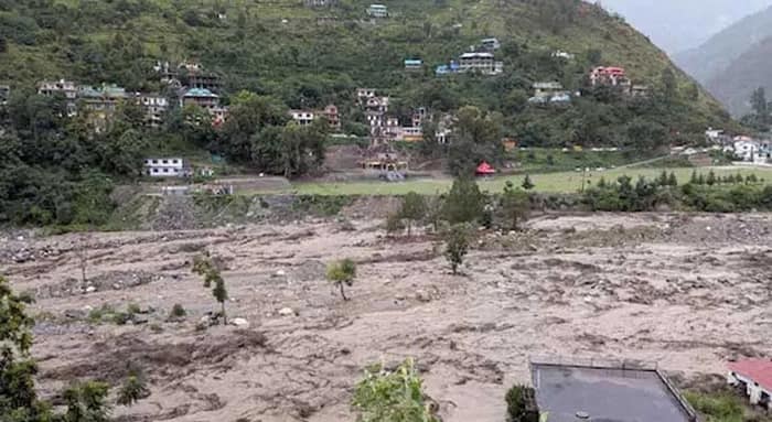 টানা বৃষ্টিতে বিপর্যস্ত হিমাচল, সিমলায় তাসের ঘরের মতো ভেঙে পড়ল বহুতল