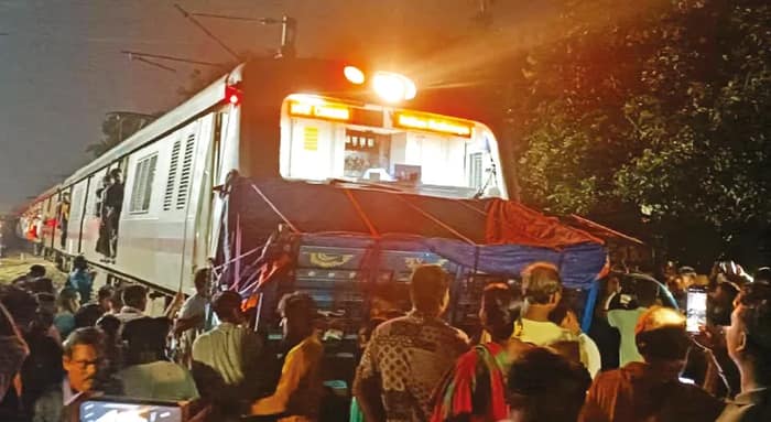 রেললাইনে উপর আটকে যাওয়া পিক আপ ভ্যানে ধাক্কা ক্যানিং লোকালের