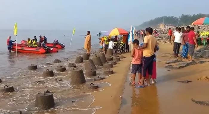 দীঘা সি-বিচে পর্যটকের পা আটকে বিপত্তি