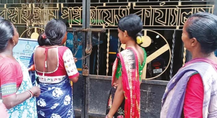 আরামবাগ ও গোঘাটে রাস্তা সংস্কারের দাবি, পঞ্চায়েতের গেটে তালা ঝুলিয়ে তুমুল বিক্ষোভ