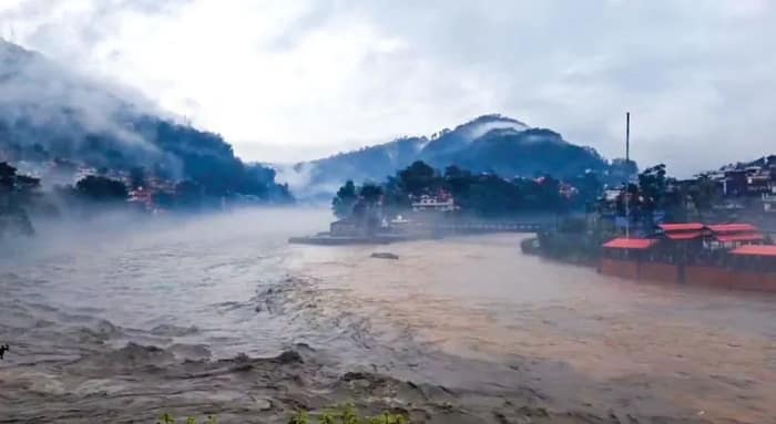 হিমাচলে হড়পা বানে মৃত ১, উত্তরাখণ্ডে বিপদসীমার কাছে গঙ্গা