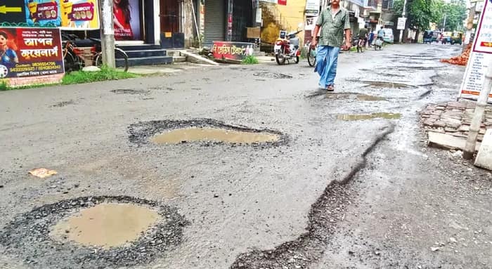 ১২টি রাস্তা বেহাল! জমা জলের দুর্ভোগ এড়াতে নিকাশি উন্নয়ন জরুরি, পোর্টকে চিঠি পুরসভার