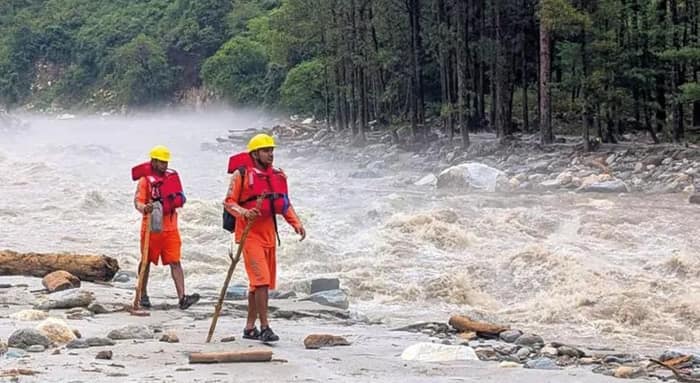 হিমাচলপ্রদেশে আজ অতিভারী বৃষ্টির লাল সতর্কতা জারি করেছে আবহাওয়া দপ্তর