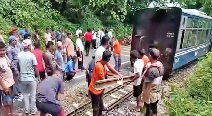 দার্জিলিংয়ের পথে সুকনায় লাইনচ্যুত টয় ট্রেন