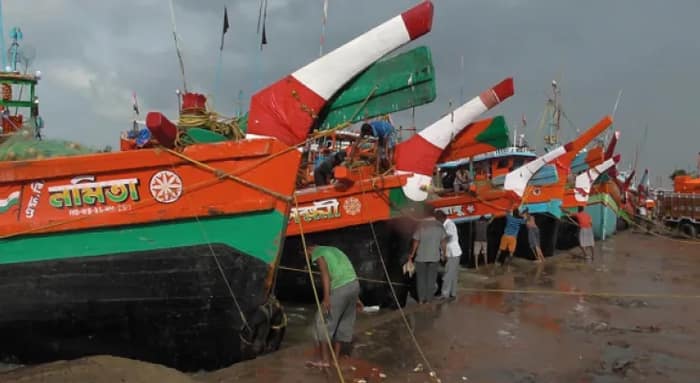 বঙ্গোপসাগর উত্তাল, হাত গুটিয়ে বসে লোকসানের মুখে মৎস্যজীবীরা