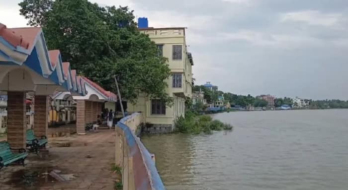 টাকিতে ইছামতীর চর দখল করে বেআইনি হোটেল নির্মাণ? বিতর্ক