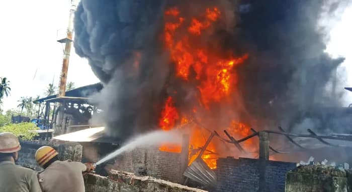আলমপুরের কারখানায় ভয়াবহ অগ্নিকাণ্ড, দমকলের দশটি ইঞ্জিনের চেষ্টায় নিয়ন্ত্রণে
