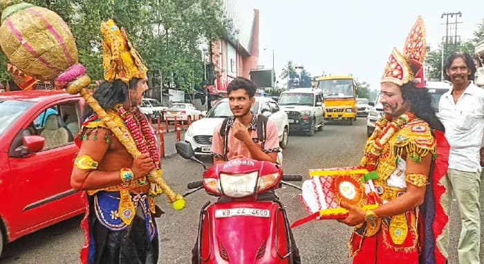 হেলমেটহীন যাত্রা, যমের দুয়ারে কাঁটা দিতে  পথে অবতীর্ণ ‘যমরাজ’, দিলেন বিবেক-পাঠ