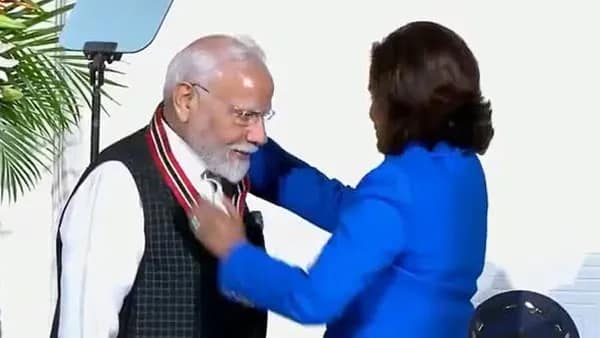 প্রথম বিদেশি রাষ্ট্রনেতা হিসেবে ত্রিনিদাদ ও টোবাগোর সর্বোচ্চ সম্মান পেলেন ভারতের প্রধানমন্ত্রী নরেন্দ্র মোদি