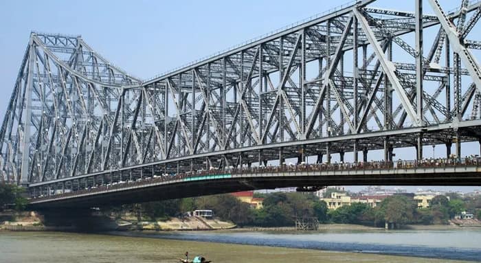 গঙ্গায় ঝাঁপ দিয়ে আত্মহত্যার চেষ্টা হাওড়ার যুবকের