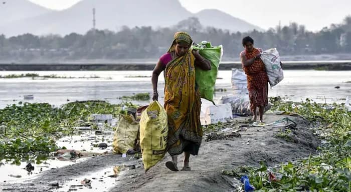 ভারতে প্রতি চারজনে একজন গরিব, দাবি বিশ্বব্যাঙ্কের, অন্ন-বস্ত্র-বাসস্থান থেকে বঞ্চিত ৩৫ কোটি ভারতবাসী