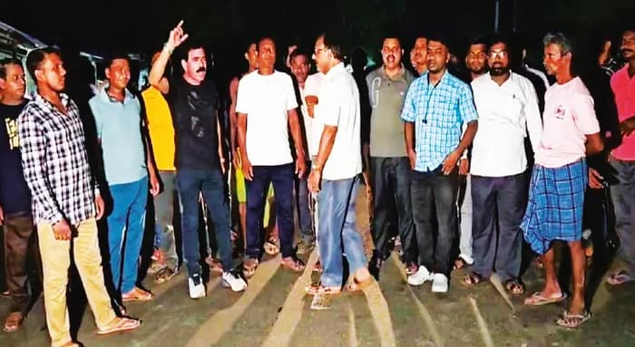 বাদুড়িয়ায় প্রধানকে ঘিরে হেনস্তা, প্রতিবাদ জানিয়ে অবরোধ তৃণমূল কর্মীদের