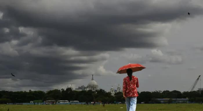 নিম্নচাপ, আজ ভারী বৃষ্টি দক্ষিণবঙ্গে