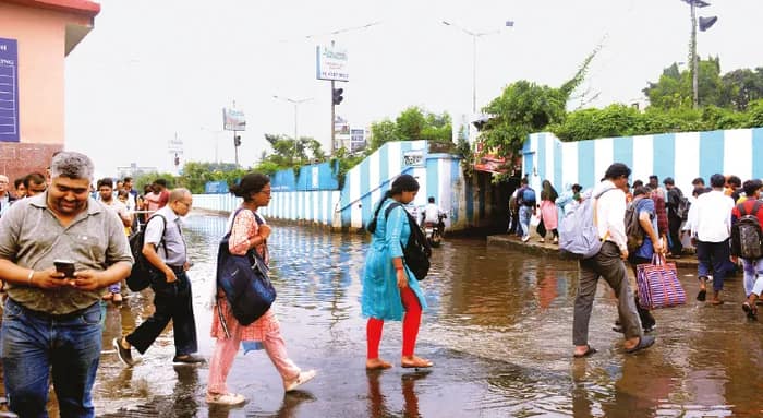 করিডরের কাজ চলায় বন্ধ নিকাশি ব্যবস্থা সাঁতরাগাছি আন্ডারপাস যেন সুইমিং পুল, হাঁটু সমান জল পেরিয়ে নিত্য যাতায়াত, ক্ষুব্ধ যাত্রীরা
