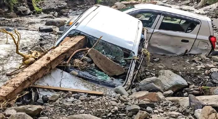 সমবায় ব্যাঙ্ক ভরেছে জল-কাদায়,  সঞ্চিত অর্থ নিয়ে চিন্তায় গ্রাহকরা, ভূমিধস আর বন্যার জেরে হিমাচল প্রদেশে বিপর্যস্ত জনজীবন