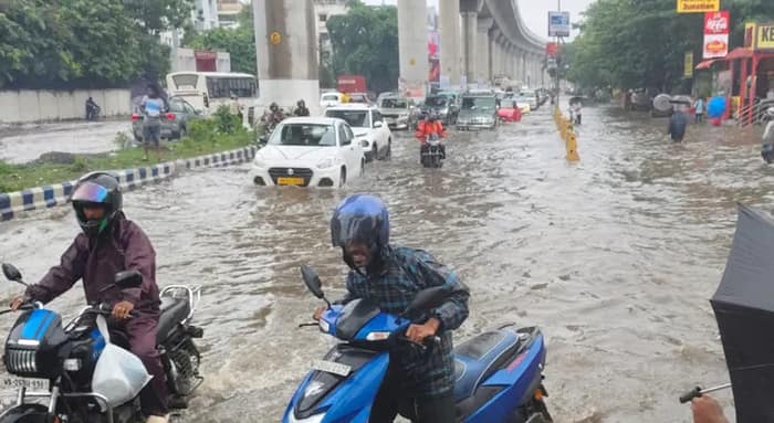ভারী বৃষ্টির জেরে জল জমেছে শহরের একাধিক রাস্তায়, ছবির মাধ্যমে জানুন কোথায় কোথায়