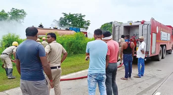 বেলদার কাছে সড়কে অ্যাসিড বোঝাই ট্যাঙ্কারের ভাল্ব খুলে বিপত্তি, আতঙ্ক