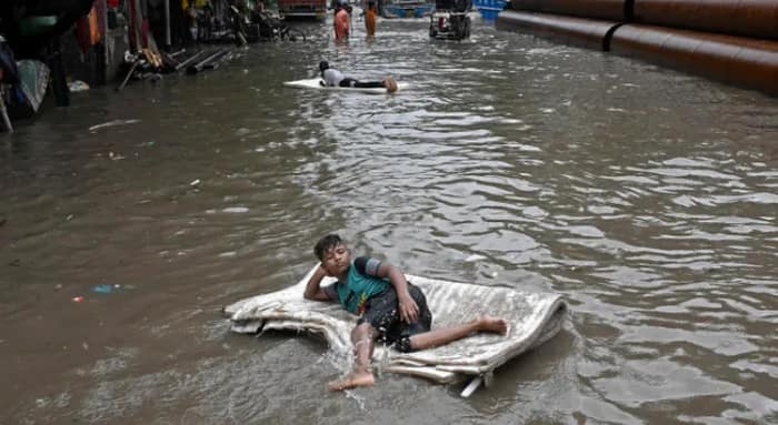 গতিহারা নিম্নচাপেই দিনভর বৃষ্টি! ভাসল দক্ষিণবঙ্গ, নামখানায় বিদ্যুত্পৃষ্ট হয়ে মৃত্যু