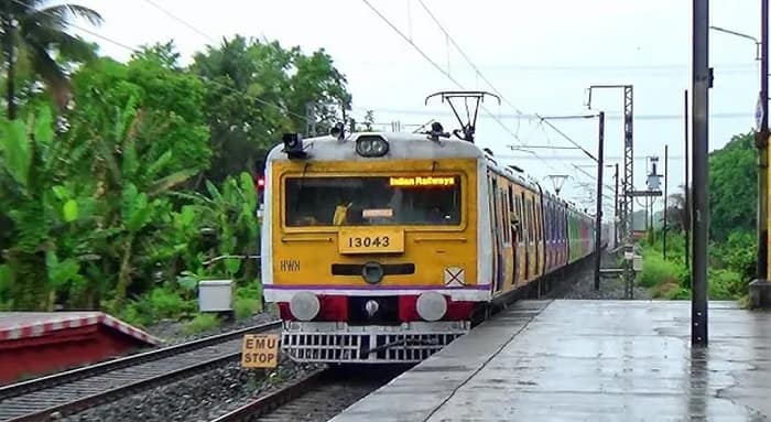 টানা বৃষ্টি, ২০ মিনিট দেরিতে চলল লোকাল