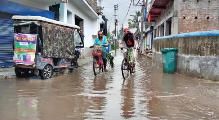 একটানা বৃষ্টিতে জলমগ্ন উলুবেড়িয়ার একাধিক ওয়ার্ড, চাষে ক্ষতির আশঙ্কা