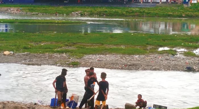 শিলিগুড়ির বুকেই কাটা হচ্ছে মহানন্দা নদীর পাড়, তোলা চলছে বালি-পাথর