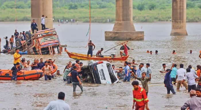 ফিরল ৩ বছর আগের স্মৃতি, গুজরাতে সেতু ভেঙে মৃত ১১