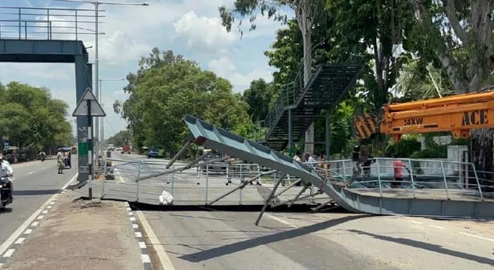 ট্রাকের ধাক্কায় ভাঙল ফুট ওভারব্রিজ
