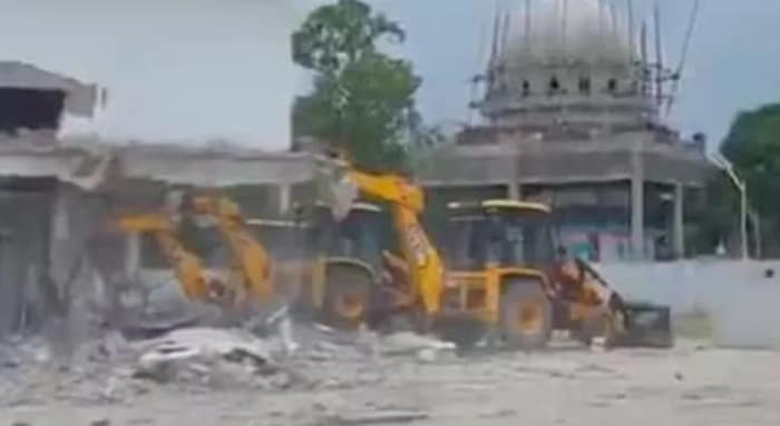 ধর্মান্তরকরণের অভিযোগ, বুলডোজারে গুঁড়িয়ে দেওয়া হল ছাঙ্গুর বাবার ‘প্রাসাদ’