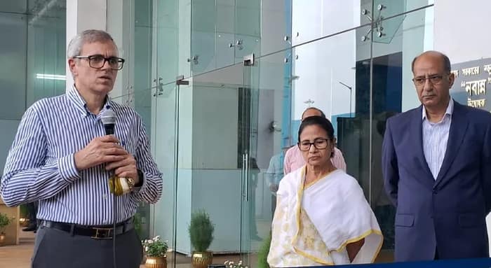 নবান্নে মমতা বন্দ্যোপাধ্যায়ের সঙ্গে সাক্ষাৎ করে কাশ্মীর ভ্রমণের জন্য আমন্ত্রণ ওমর আবদুল্লার