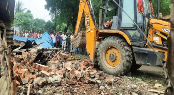 গুপ্তিপাড়া স্টেশনে উচ্ছেদ, ৮০টি দোকান ভাঙল রেল