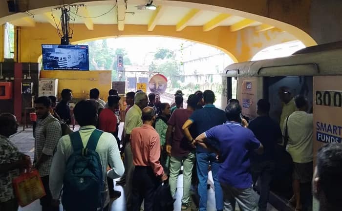 জোড়া বিভ্রাটে সারা সকাল দুর্ভোগ কলকাতা মেট্রোয়