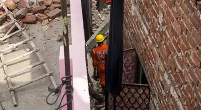 দিল্লিতে ভেঙে পড়ল বহুতল, মৃত ছয়