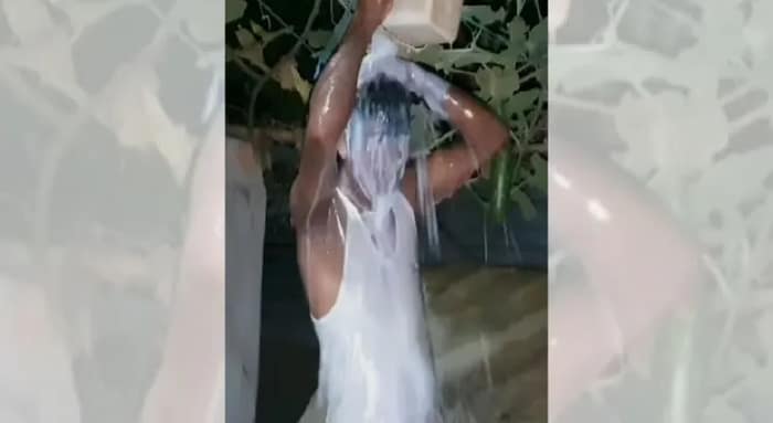 বিচ্ছেদ উদ্‌যাপন, বালতি বালতি দুধে স্নান করলেন স্বামী