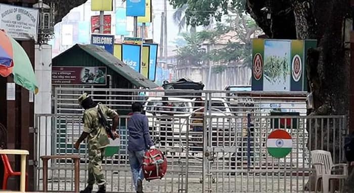 পেট্রাপোল দিয়ে আন্তর্জাতিক বাণিজ্য  তলানিতে, ক্ষতিগ্রস্ত শ্রমিকদের বিক্ষোভ