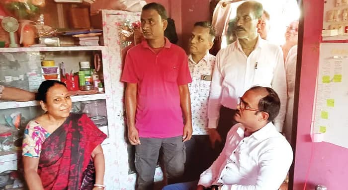 অসমে এনআরসিতে বাদ নাম, স্বামীর ঘরে ফেরা বন্ধ আরতির, বাংলা বললেই বাংলাদেশি! প্রতিবাদে পথে মমতা