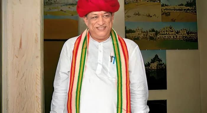 রাস্তার বেহাল দশা নিয়ে মন্ত্রীকে প্রশ্ন: জল, বিদ্যুৎসংযোগ কেটে সবক শেখানোর চেষ্টা!