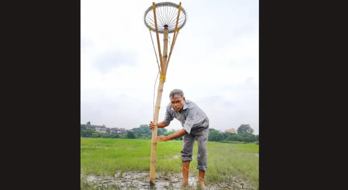 সোদপুরের শিক্ষক  ঘুরে ঘুরে বসাচ্ছেন পড়ুয়াদের তৈরি করা ‘বজ্র নিরোধক’