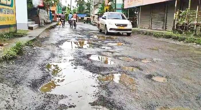 খানাখন্দ, বড় গর্তে দুর্গম শ্যামনগরের ফিডার রোড