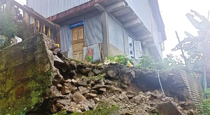 ধসে বিধ্বস্ত দার্জিলিং, চাপা পড়ে মৃত ২ ক্ষতিগ্রস্ত একাধিক বাড়ি-রাস্তা, টয়ট্রেন বাতিল
