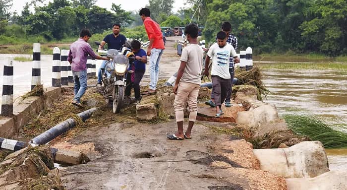 দুবরাজপুরে শাল নদীর কজওয়ে ভাসল, দুর্ভোগ