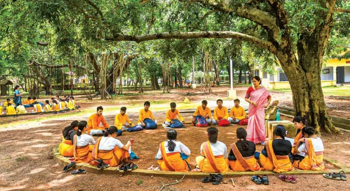 ‘ব্যাক বেঞ্চার’ নয়, শান্তিনিকেতনে কবির শতবর্ষ প্রাচীন ভাবনা আগামীর ক্লাসরুমে